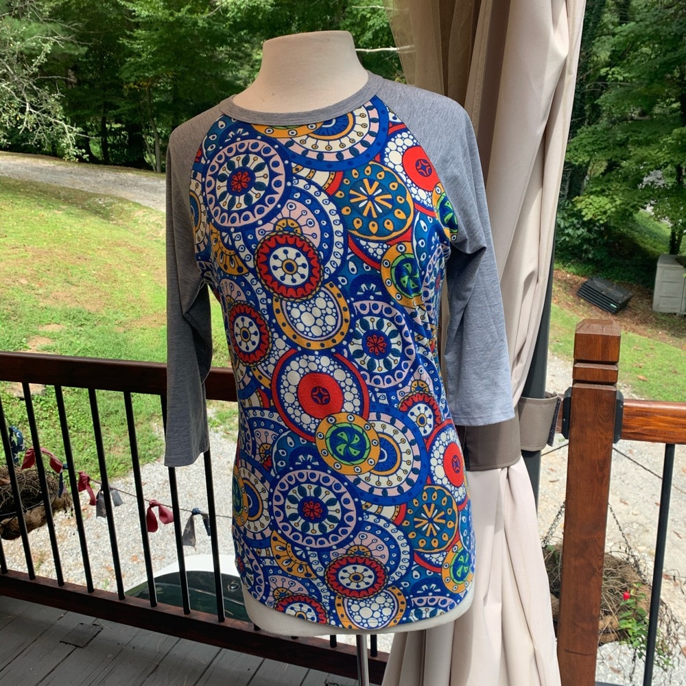 💙 LulaRoe Randy Small Baseball Tee 💙